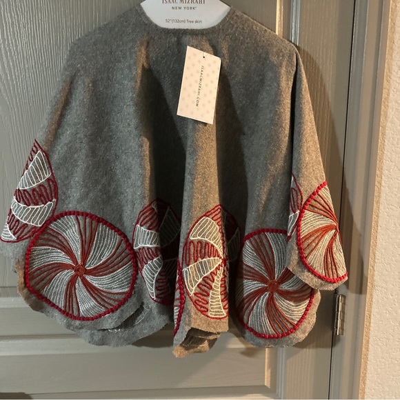 Isaac Mizrahi Felt Gray Christmas Tree Skirt 52” Candy Swirl Red White NEW - Picture 1 of 5